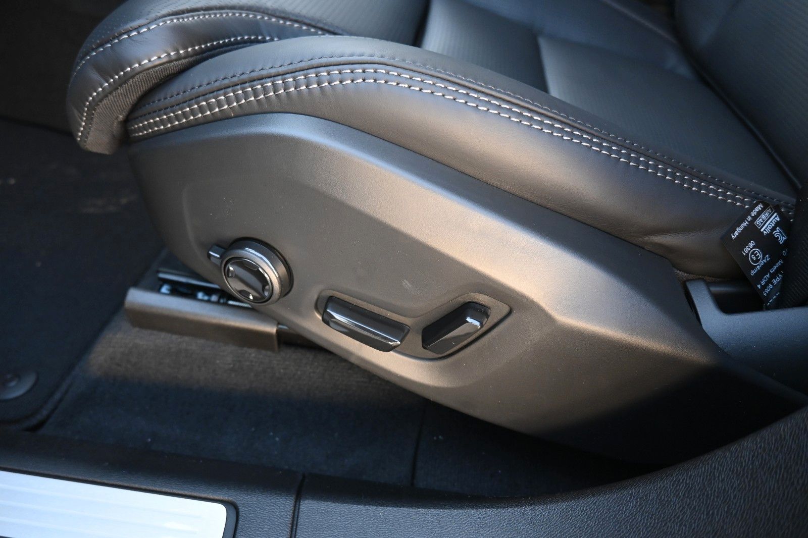 Fahrzeugabbildung Volvo XC60 B5 AWD Plus Dark*H&K*LUFT*360°* ACC