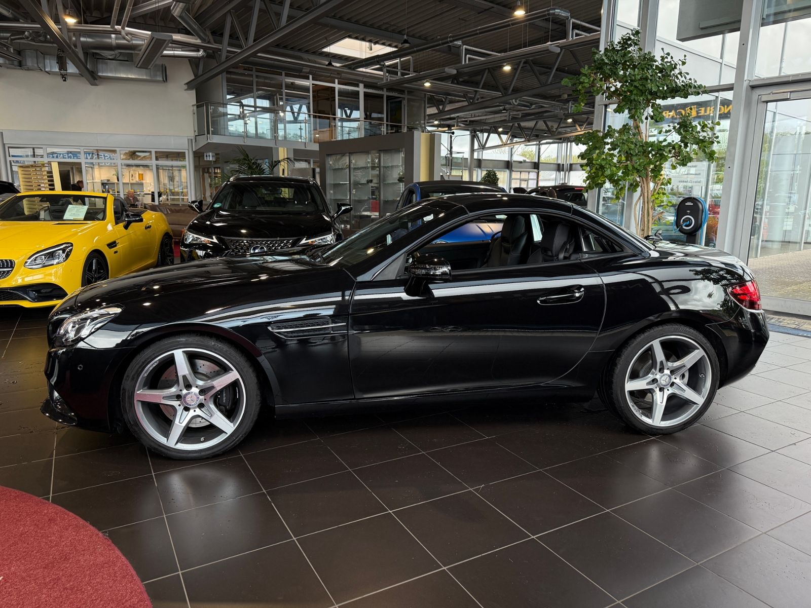Fahrzeugabbildung Mercedes-Benz SLC 300 AMG Line H/K MEMORY LED ALU