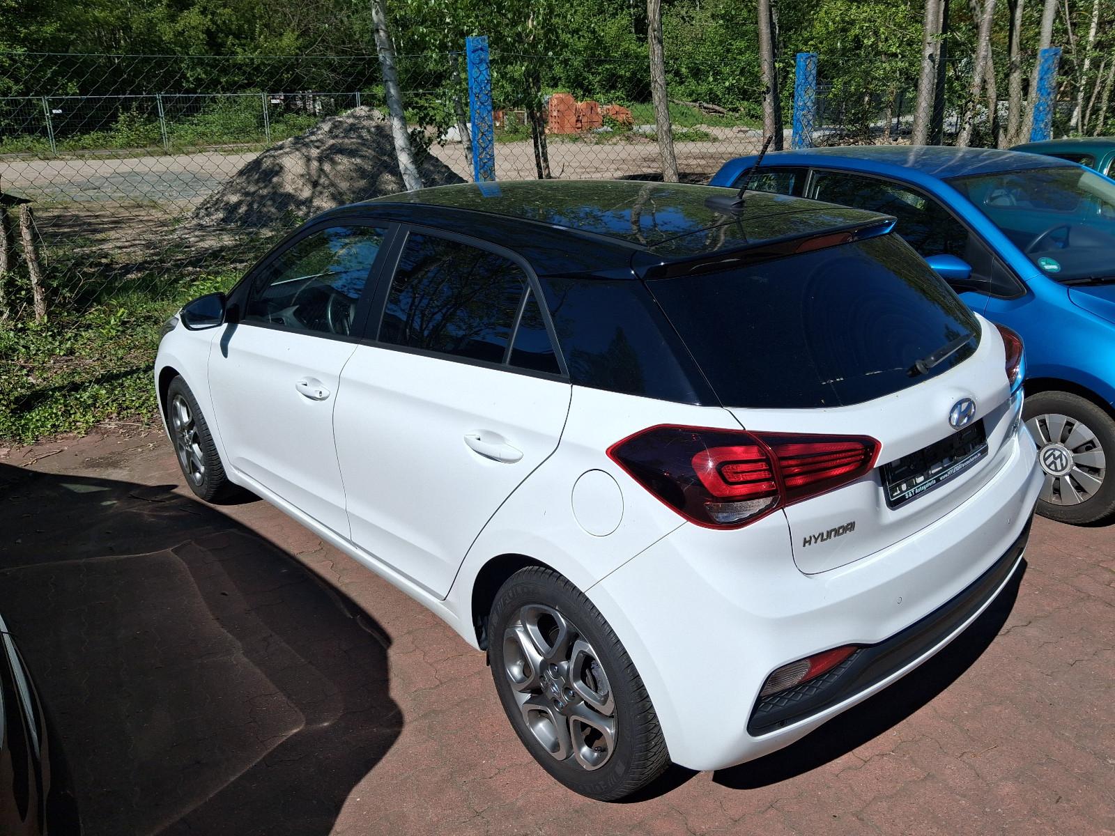 Hyundai i20 1.2 Edition black&white