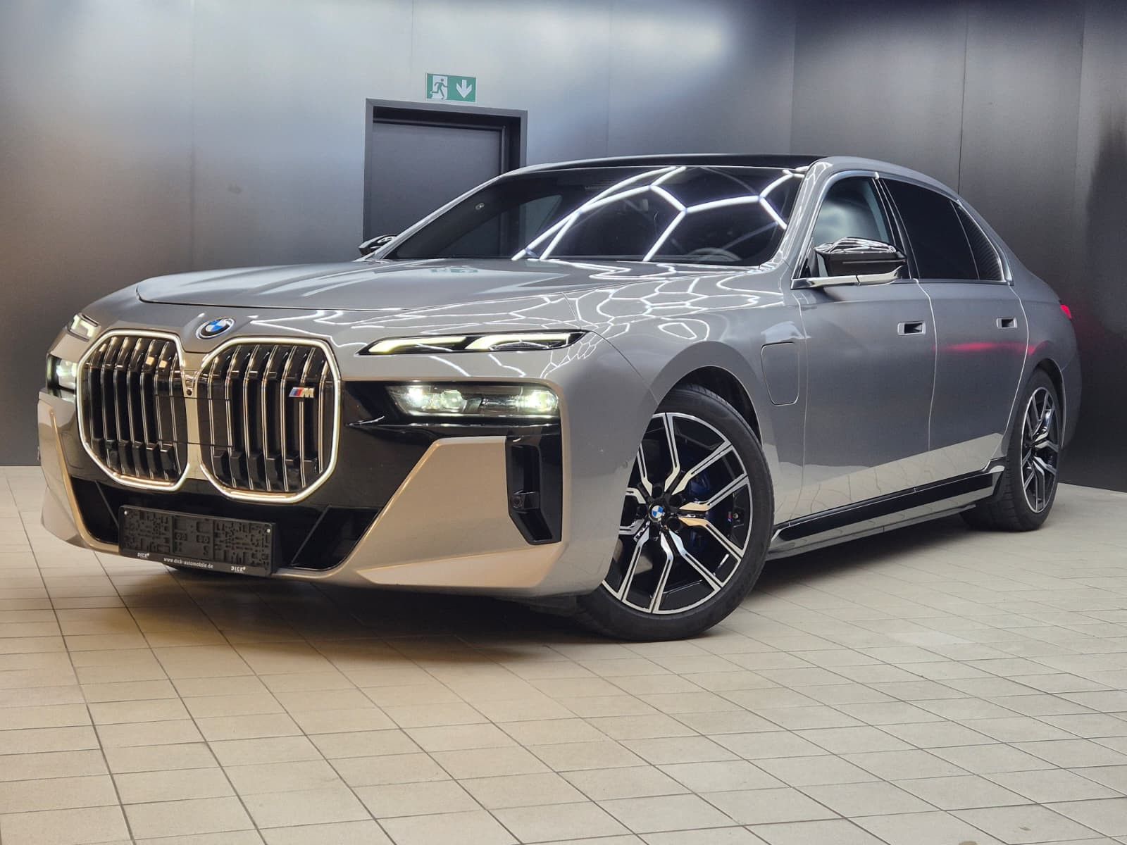 Fahrzeugabbildung BMW M760 e xD M PAKET+PANO+HEAD+SOFT+MEMO+B&W+360°+