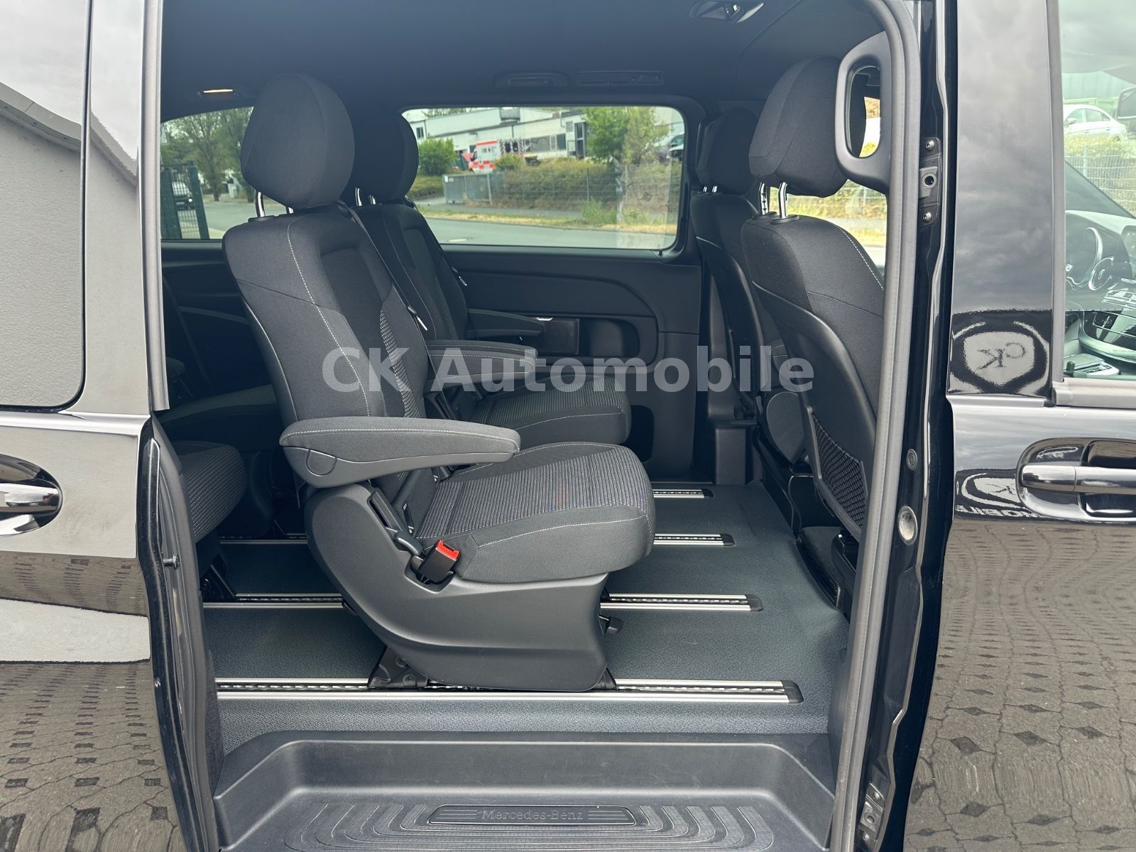 Fahrzeugabbildung Mercedes-Benz V 250d Edition 4MATIC Kompakt AMG-Line / 6 Sitze