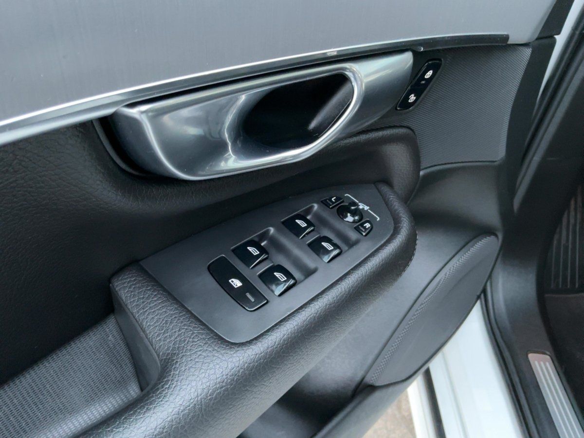 Volvo XC90 B5 (Diesel) Momentum Pro ACC,AHK,AUTOM.,LED foto 17