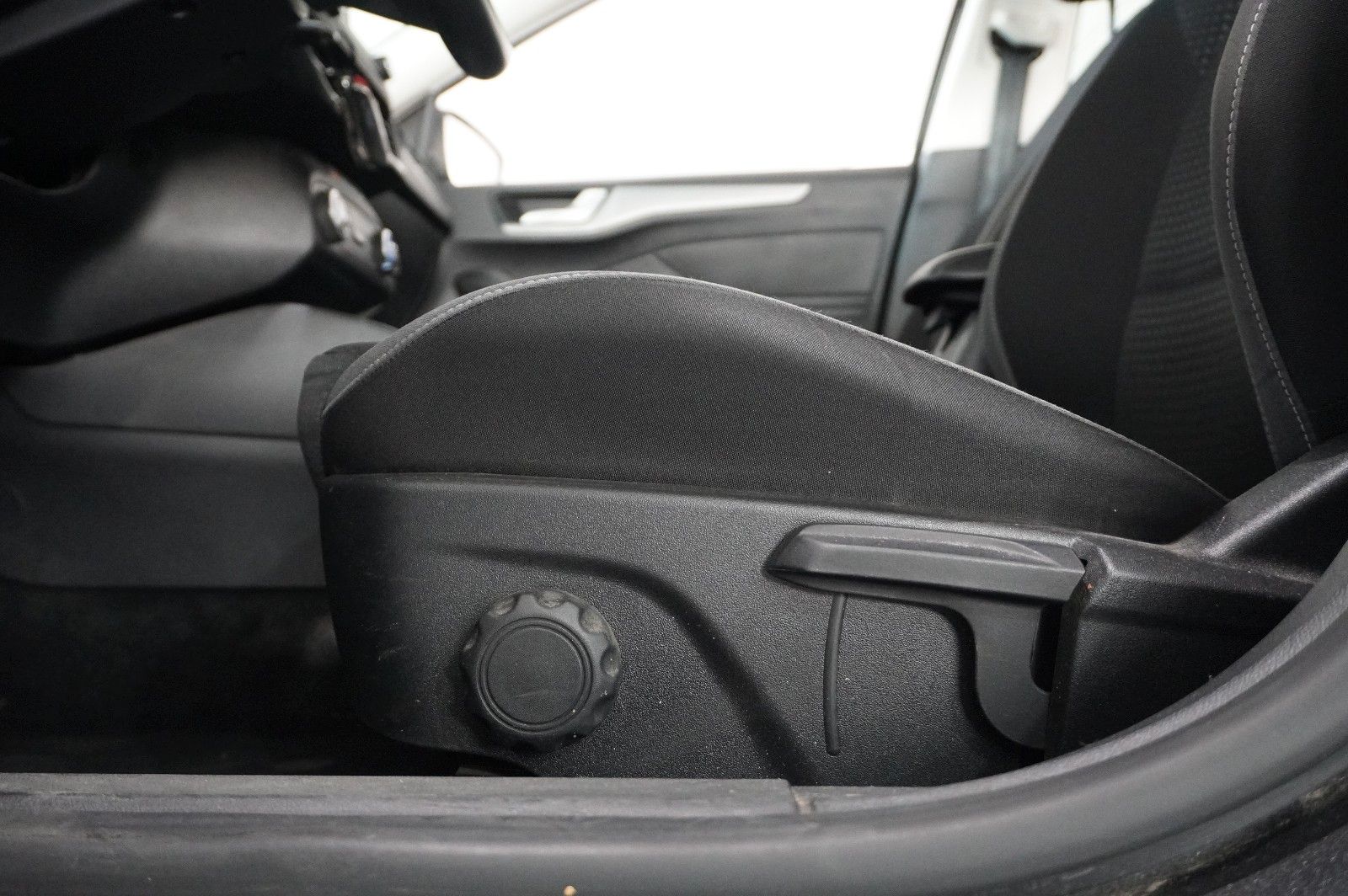 Fahrzeugabbildung Ford Focus Turnier 1.5D COOL & CONN. NAVI/LED/KAMERA