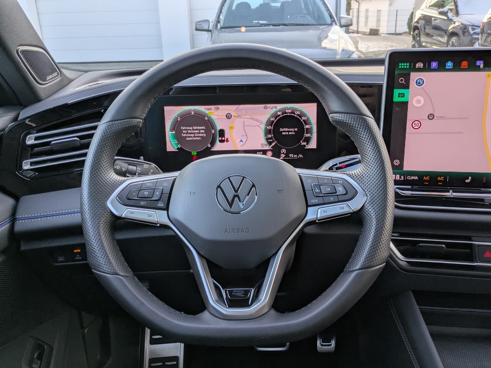 Fahrzeugabbildung Volkswagen Tiguan 2.0 TDI R-Line 4M Pano*Black*Matrix*AHK