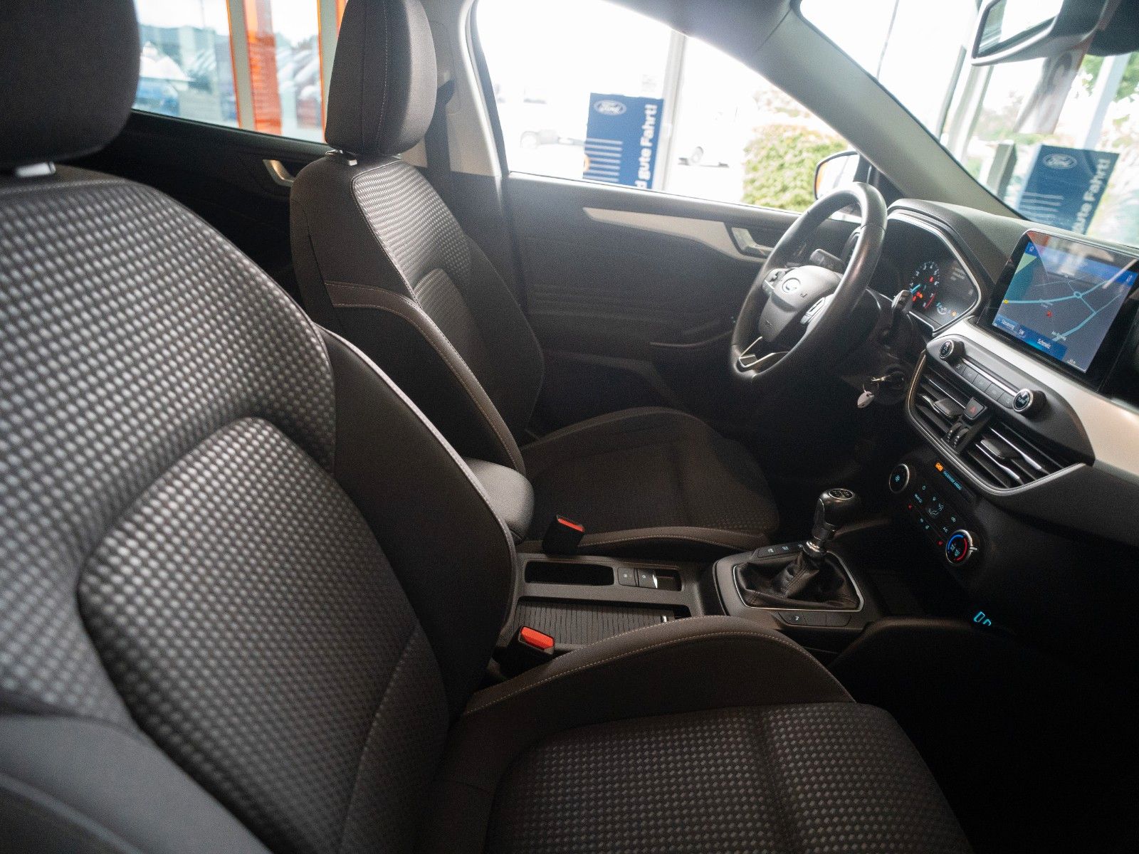 Fahrzeugabbildung Ford Focus Lim. C&C WINTER-P./NAVI/KLIMA/DAB/JRC