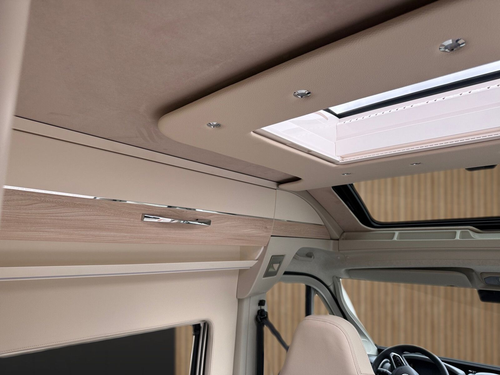 Fahrzeugabbildung Eura Mobil Van V 595 HB Automatik, 180 PS, Fahrassistenzp.