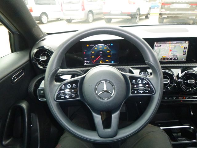 Fahrzeugabbildung Mercedes-Benz A 180 Limousine >NAV/LED/KAM/PDC/SHZ<