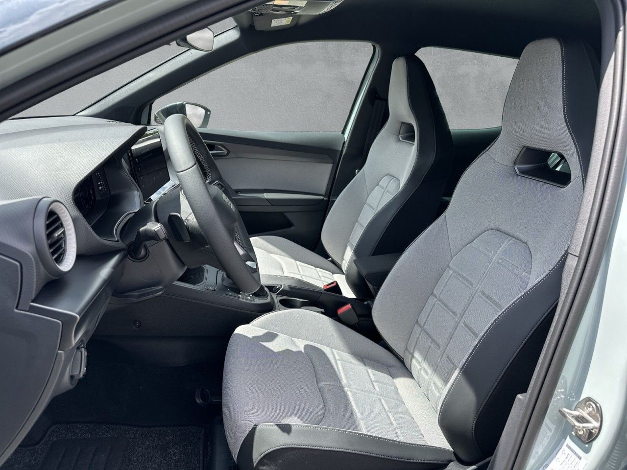 Fahrzeugabbildung SEAT Arona FR Black Edition 1.5 TSI 150 PS DSG - mit KI generiert/bearbeitet