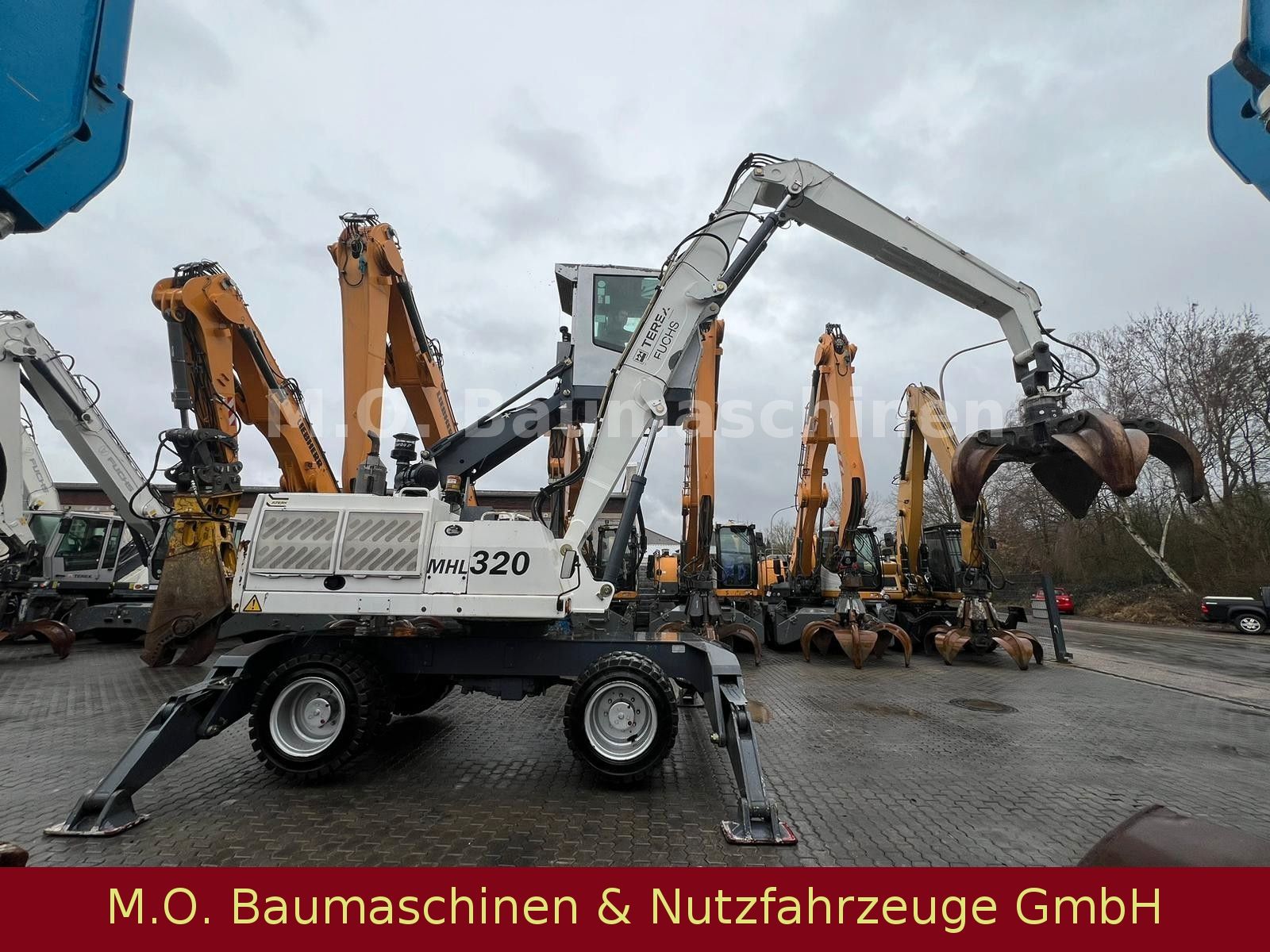 Fahrzeugabbildung Fuchs Terex MHL 320 / Polyp/ Liftkabine/