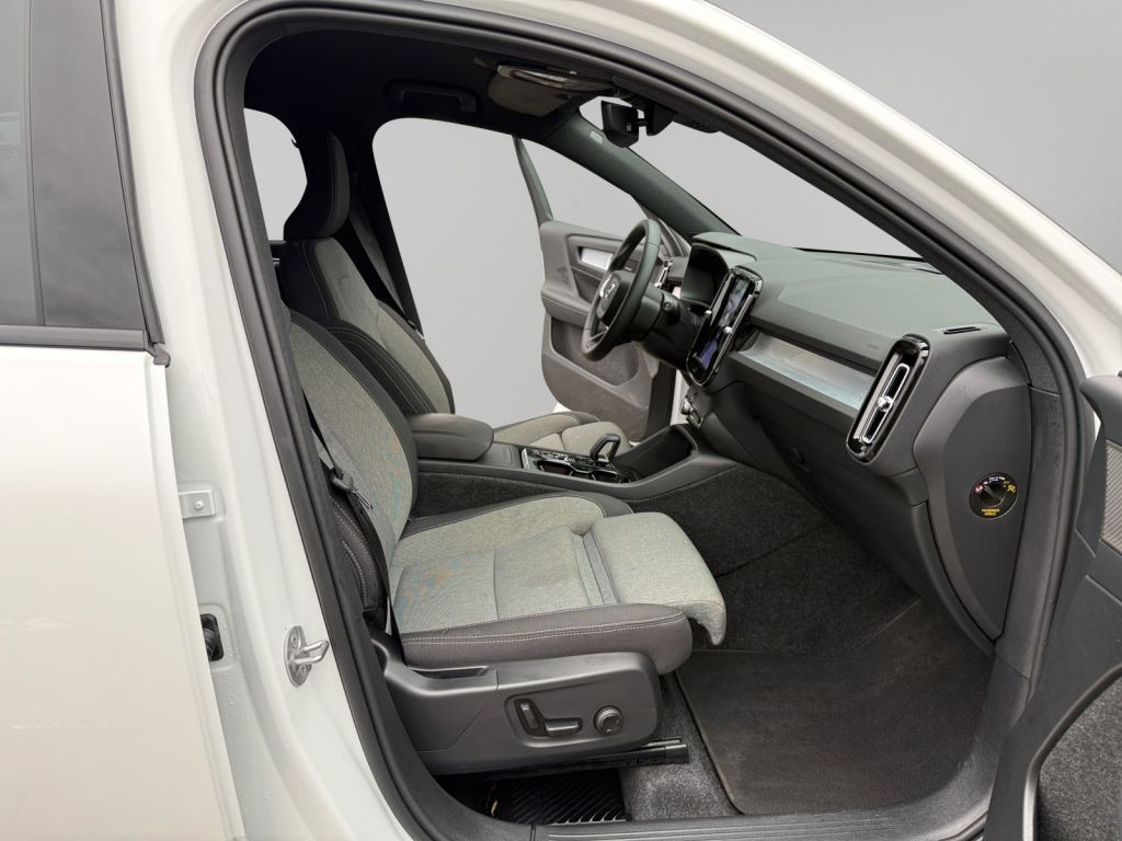 VOLVO XC40 B3 B DKG Plus Black Edition 360° Standheiz VOLVO XC40 B3 B DKG Plus Black Edition 360° Standheiz