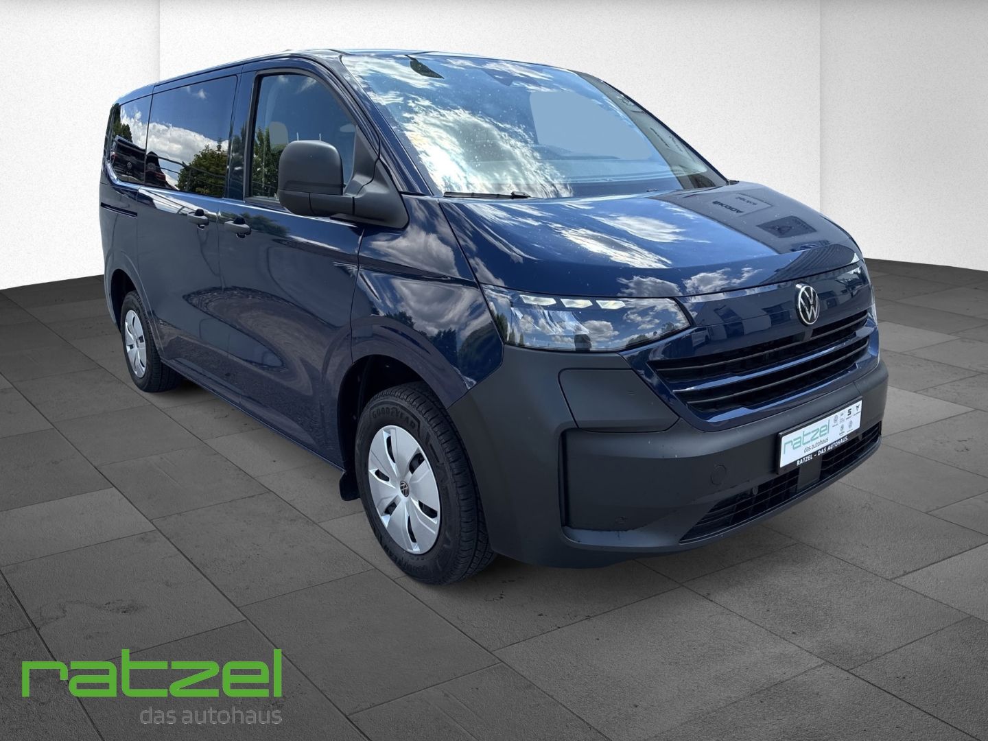 Fahrzeugabbildung Volkswagen T7 Caravelle BEV 100kW 9-Sitzer+Allwetter+ 64kWh
