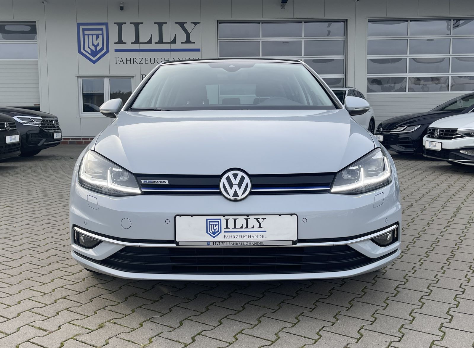 Fahrzeugabbildung Volkswagen Golf 1.5 TSI*BlueMotion*LED-Matrix*Spur*Navi*