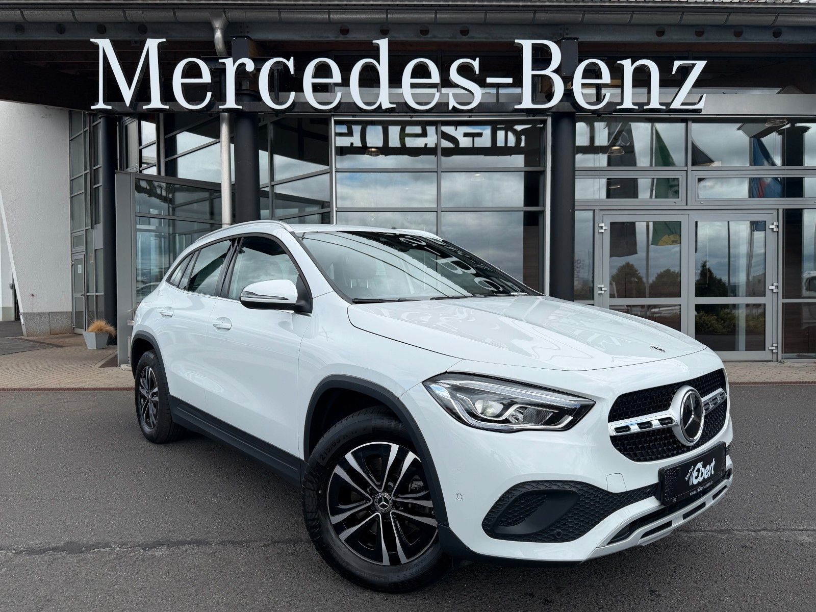 Fahrzeugabbildung Mercedes-Benz GLA 200d Style+Distr+AHK+RKamera+1.Hand