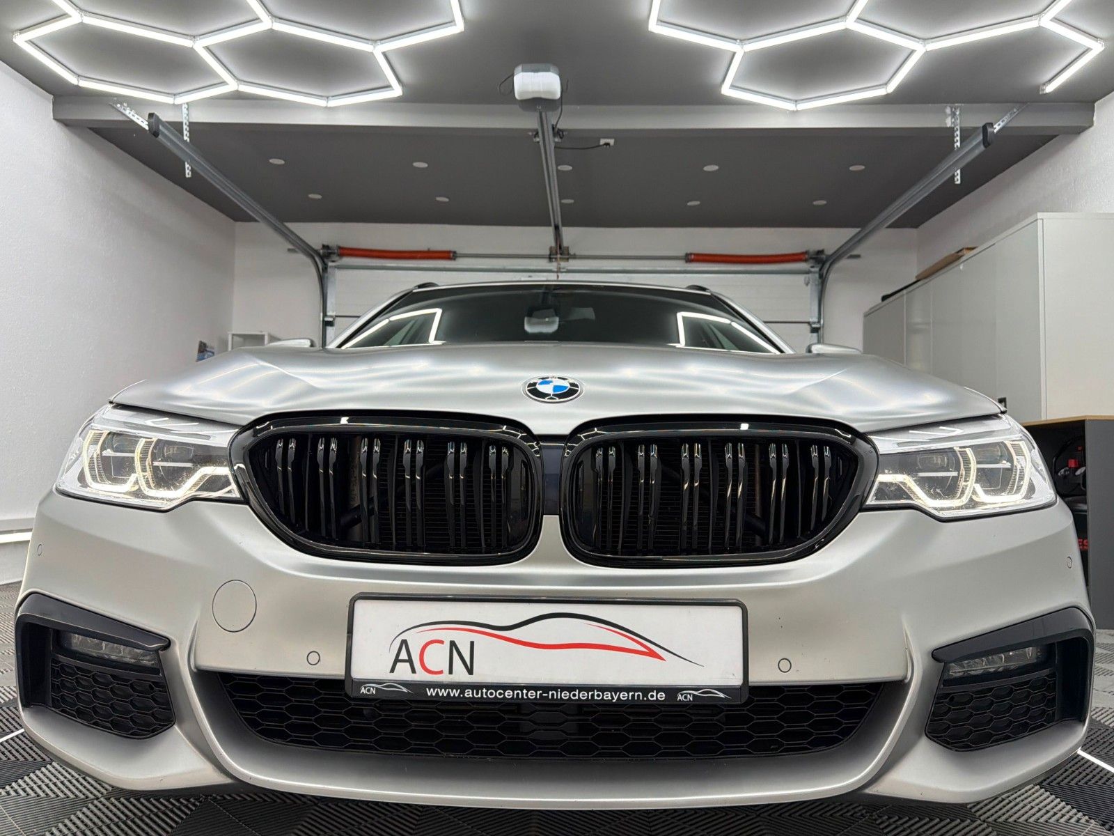Fahrzeugabbildung BMW 530 d xDrive M SPORT/LED/HuD/FROZEN LACKIERUNG
