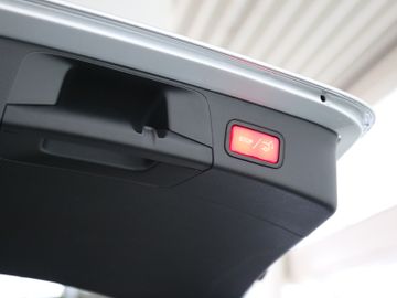 Mercedes-Benz C 250 AVANTGARDE 9G LED NAVI COMAND PANORAMA