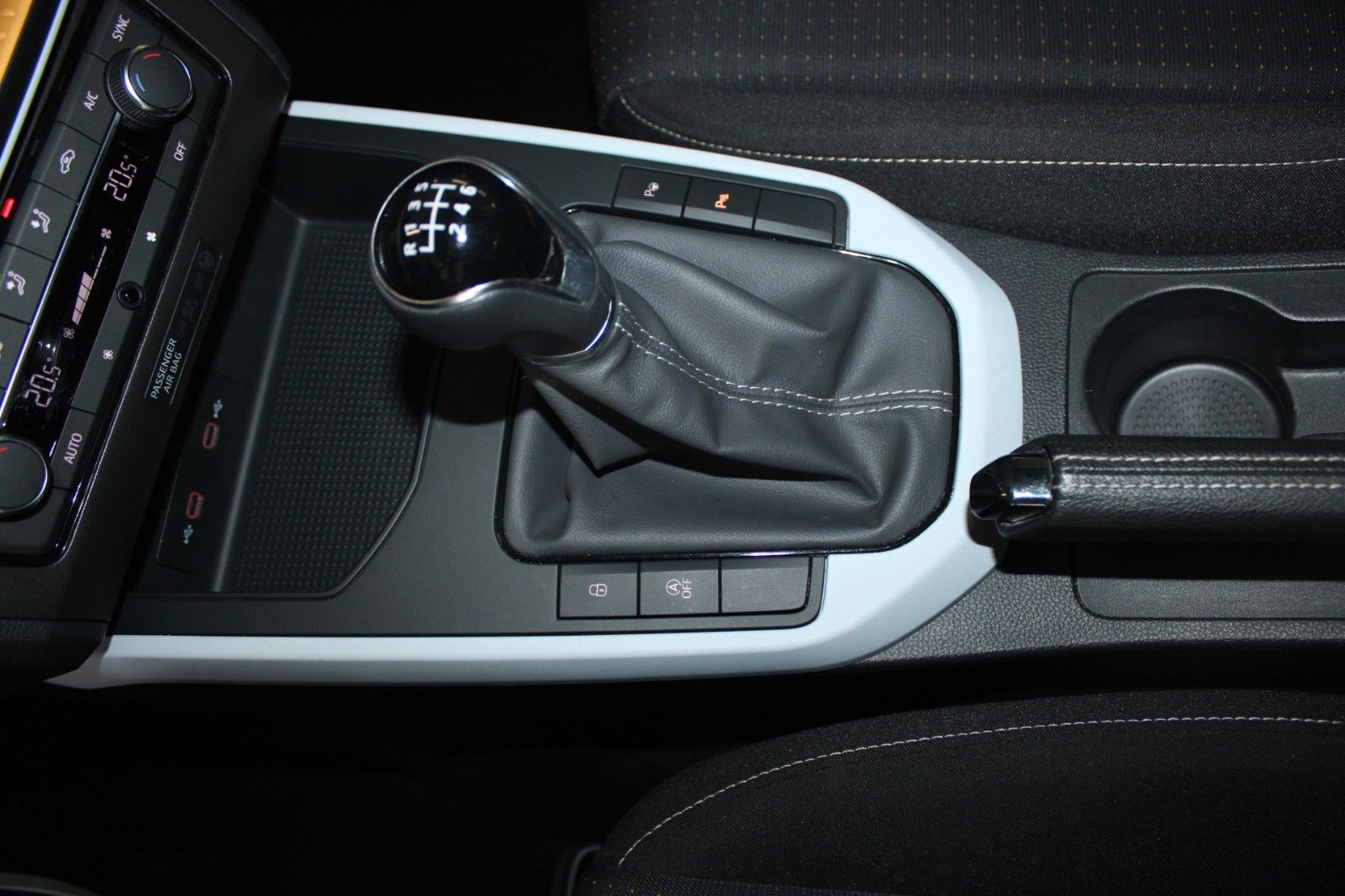 Fahrzeugabbildung SEAT Arona 1.0 TSI Style LED PDC Kamera Allwetterreif