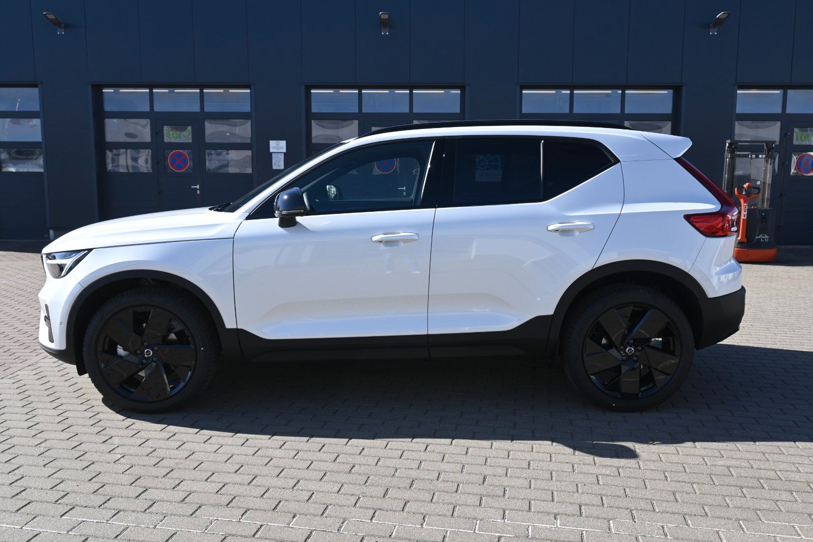 Fahrzeugabbildung Volvo XC40 B4 DKG Plus Black Edition*FSHZG*360°*ACC