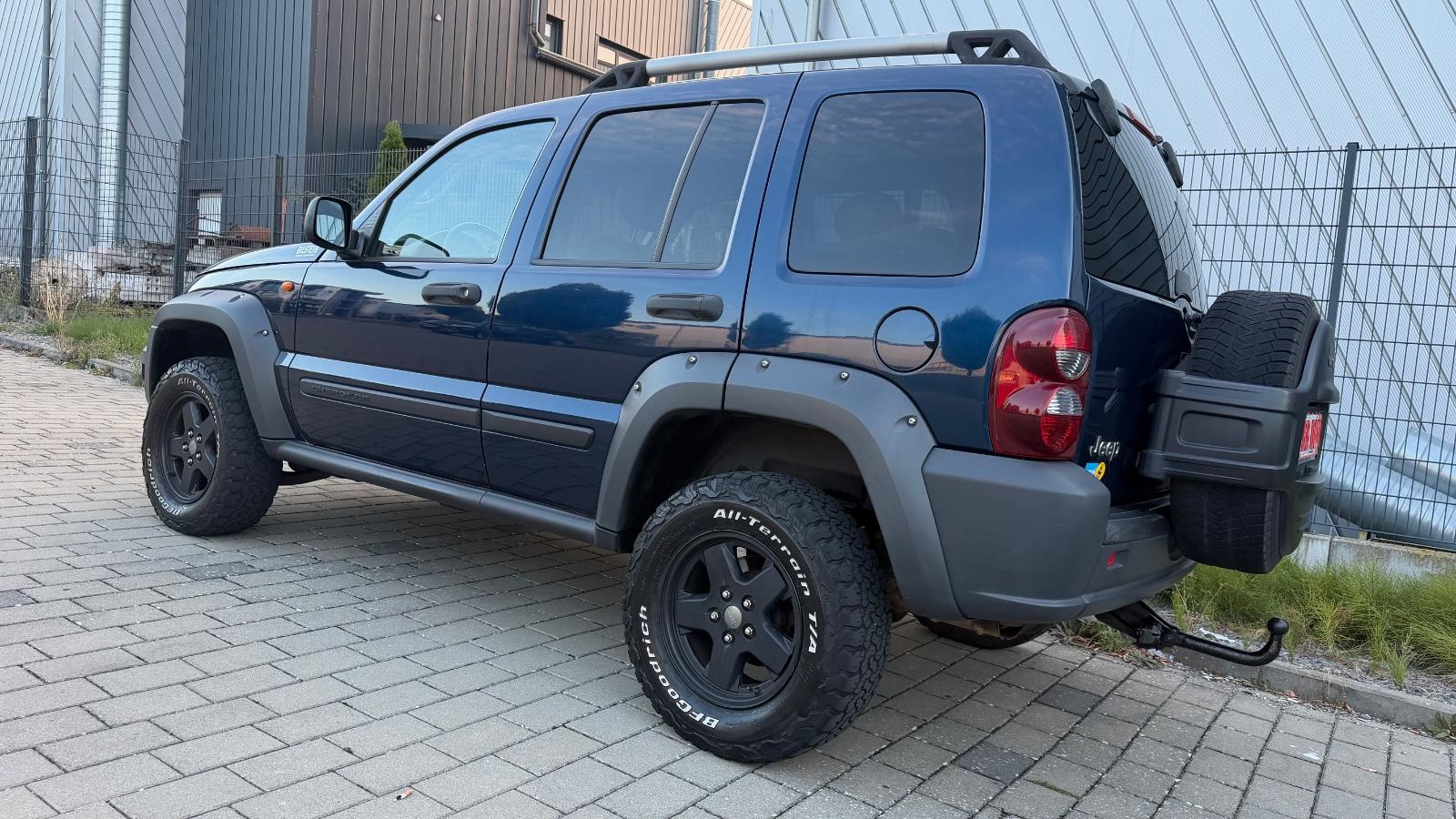 Jeep Cherokee 2005 — салон
