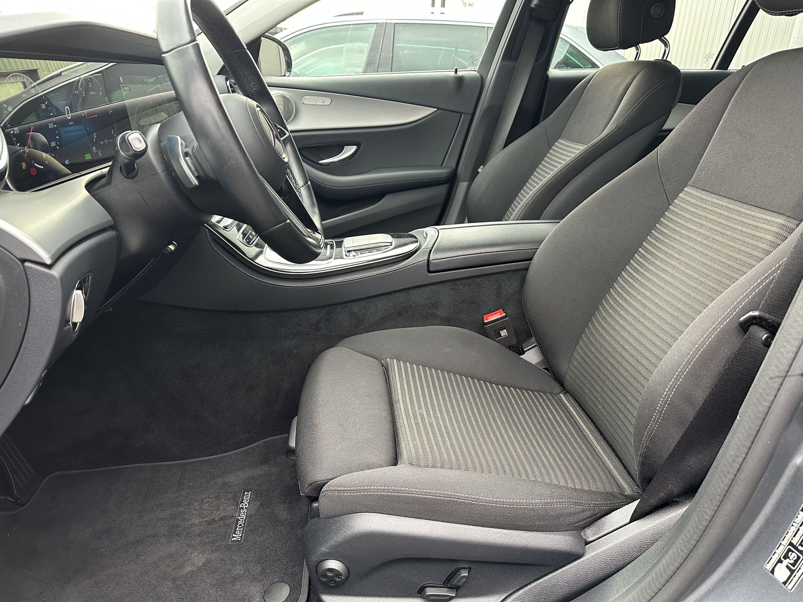 Fahrzeugabbildung Mercedes-Benz E 220d T Avantgarde NAV+LED+KAM+AHK+BURMEISTER