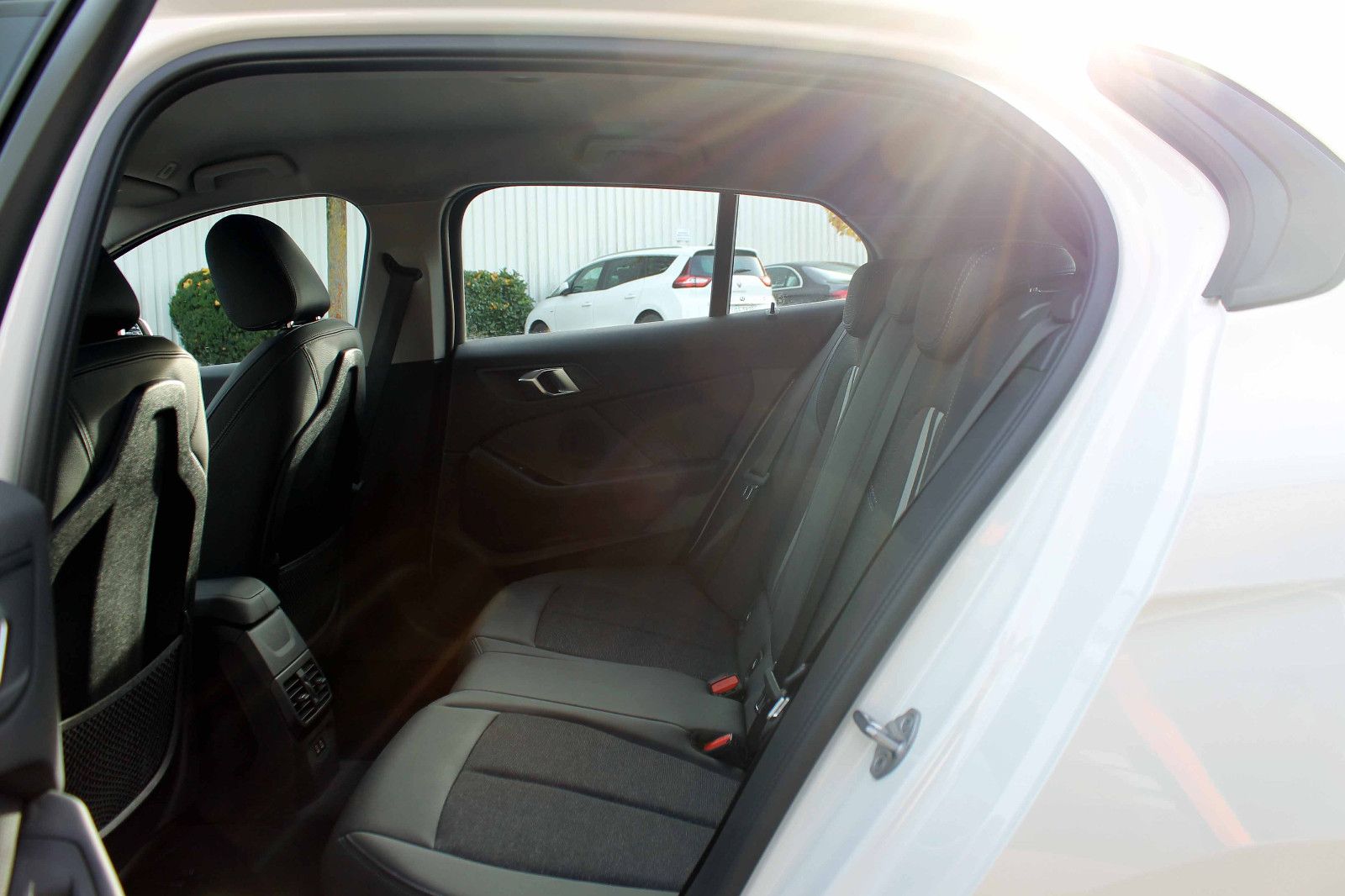 Fahrzeugabbildung BMW 118i Advantage Steptr. Temp. PDC KAM NAV LED SHZ