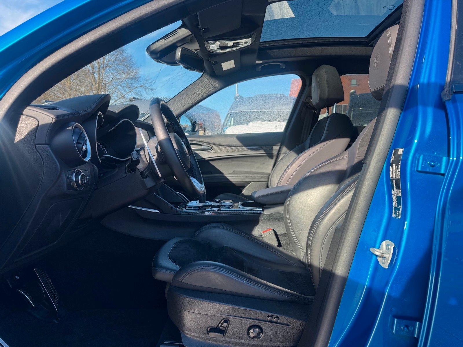 Fahrzeugabbildung Alfa Romeo Stelvio Veloce Glasdach Memory Alcantara Navi