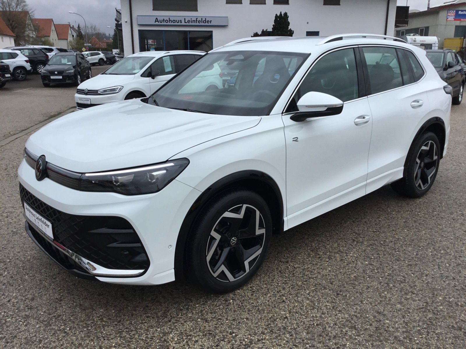Fahrzeugabbildung Volkswagen Tiguan 1.5 eTSI DSG R-Line+AHK+19"+LED+Navi