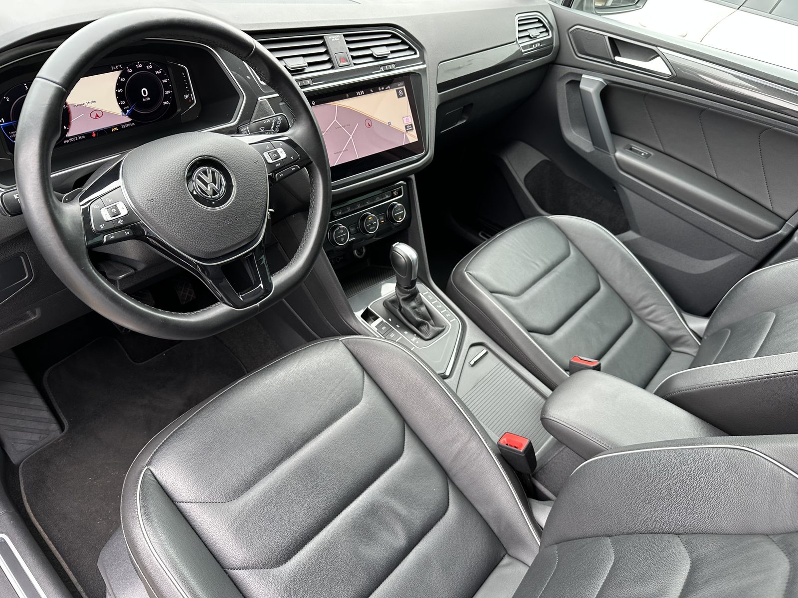 Fahrzeugabbildung Volkswagen Tiguan 2.0 TDI DSG R-Line NAV+LED+PANO+ACC+VCOCK