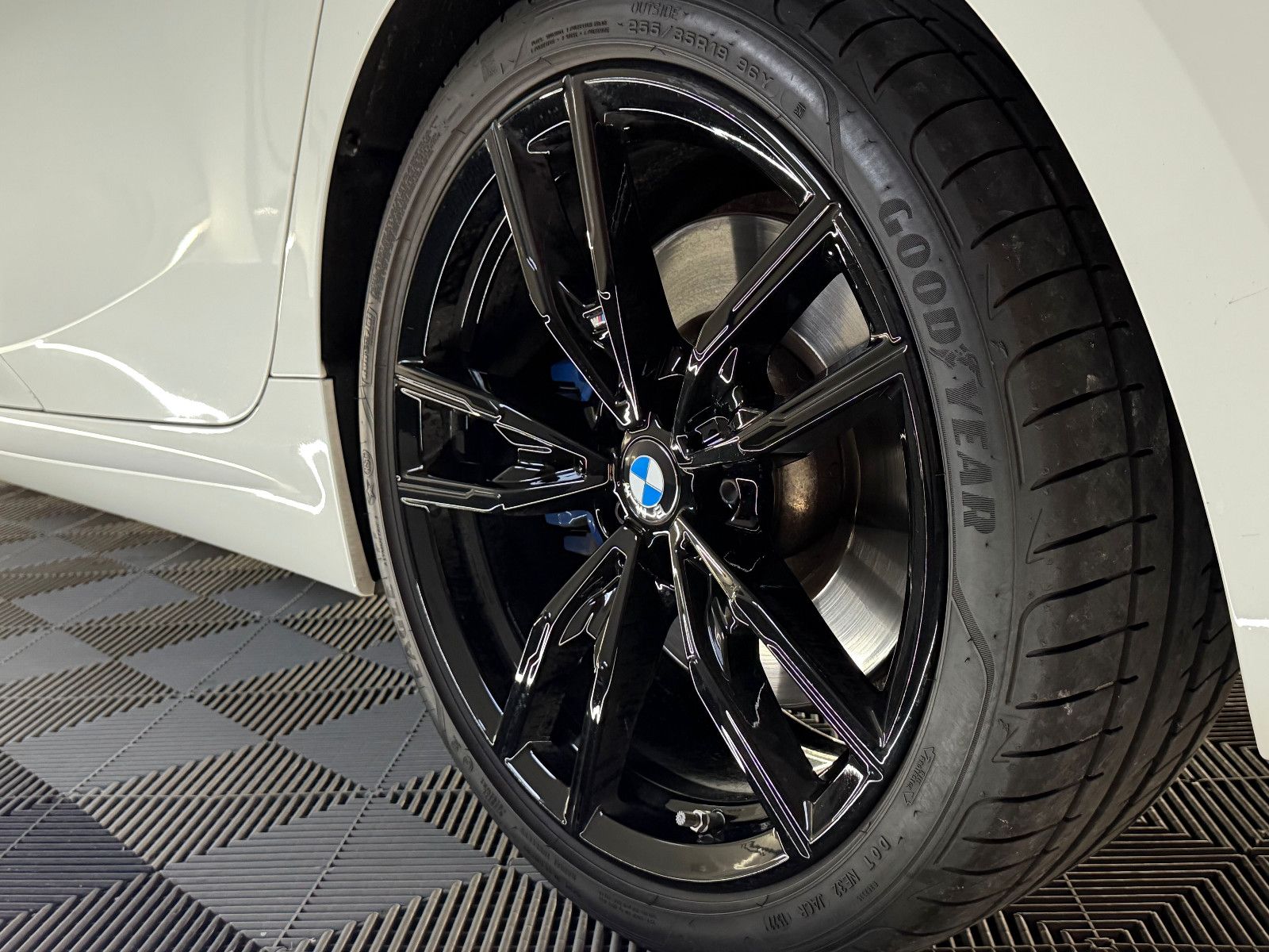 Fahrzeugabbildung BMW 330 i Lim. M SPORT/AHK/HuD/ACC/LASER/DE FZG