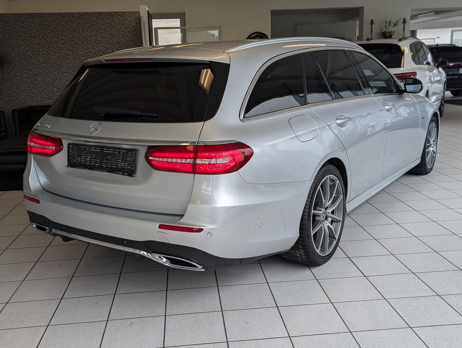 MERCEDES-BENZ E 220 d AMG StHz. Multibeam 360° Memory AHK 19" - Image 7