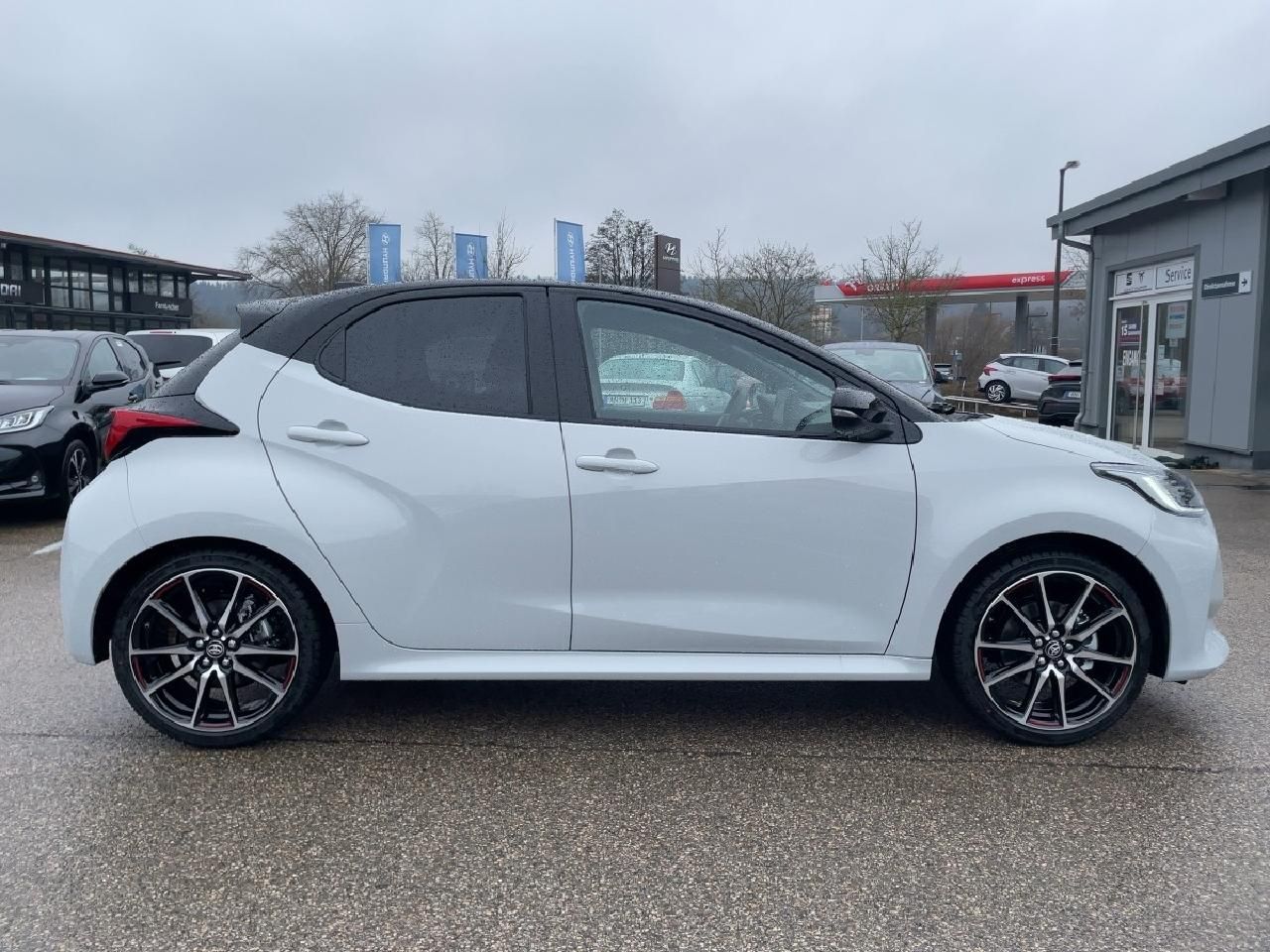 Fahrzeugabbildung Toyota Yaris Hybrid 130PS GR Sport + Safety-Paket