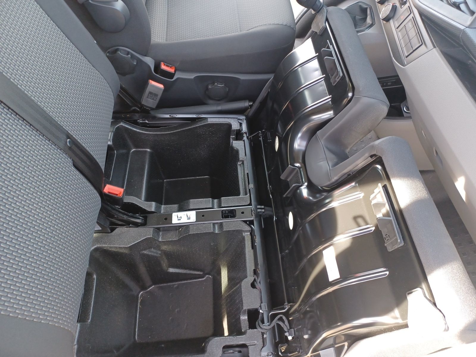 Fahrzeugabbildung Volkswagen T6 Kombi T6.1 TDI 9-Sitzer LR Klima GRA RFK SH