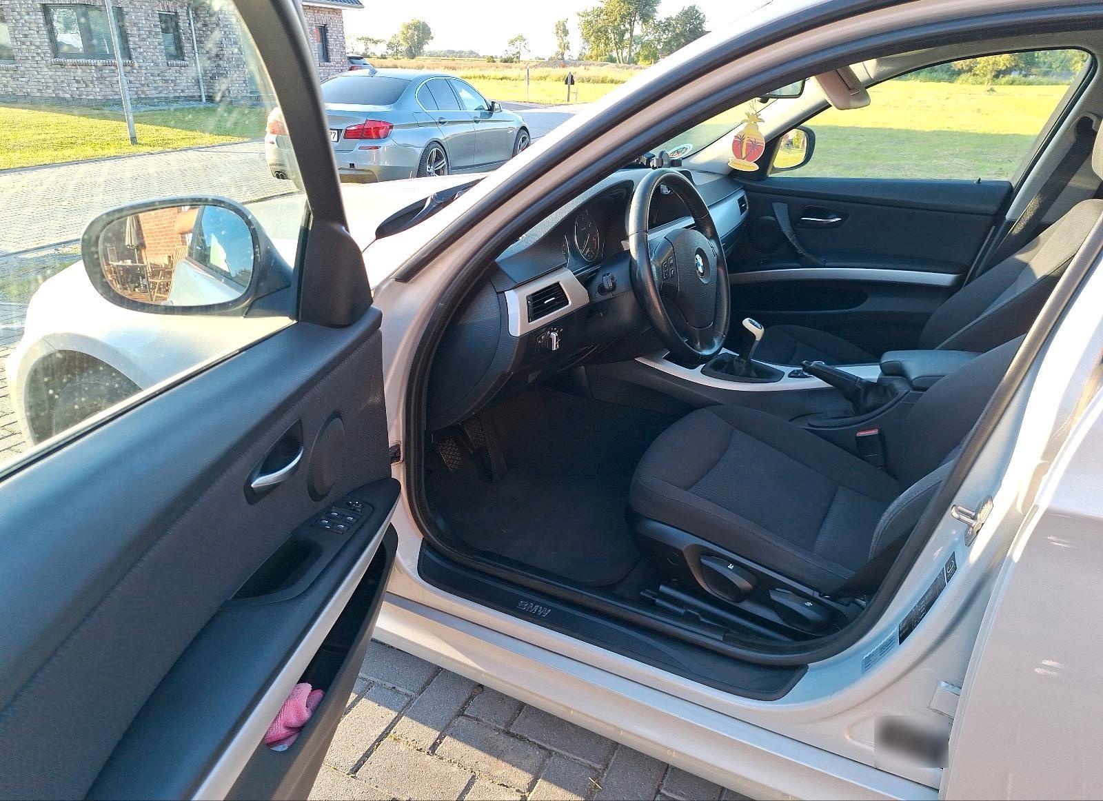 BMW 318 2010 — photo 6