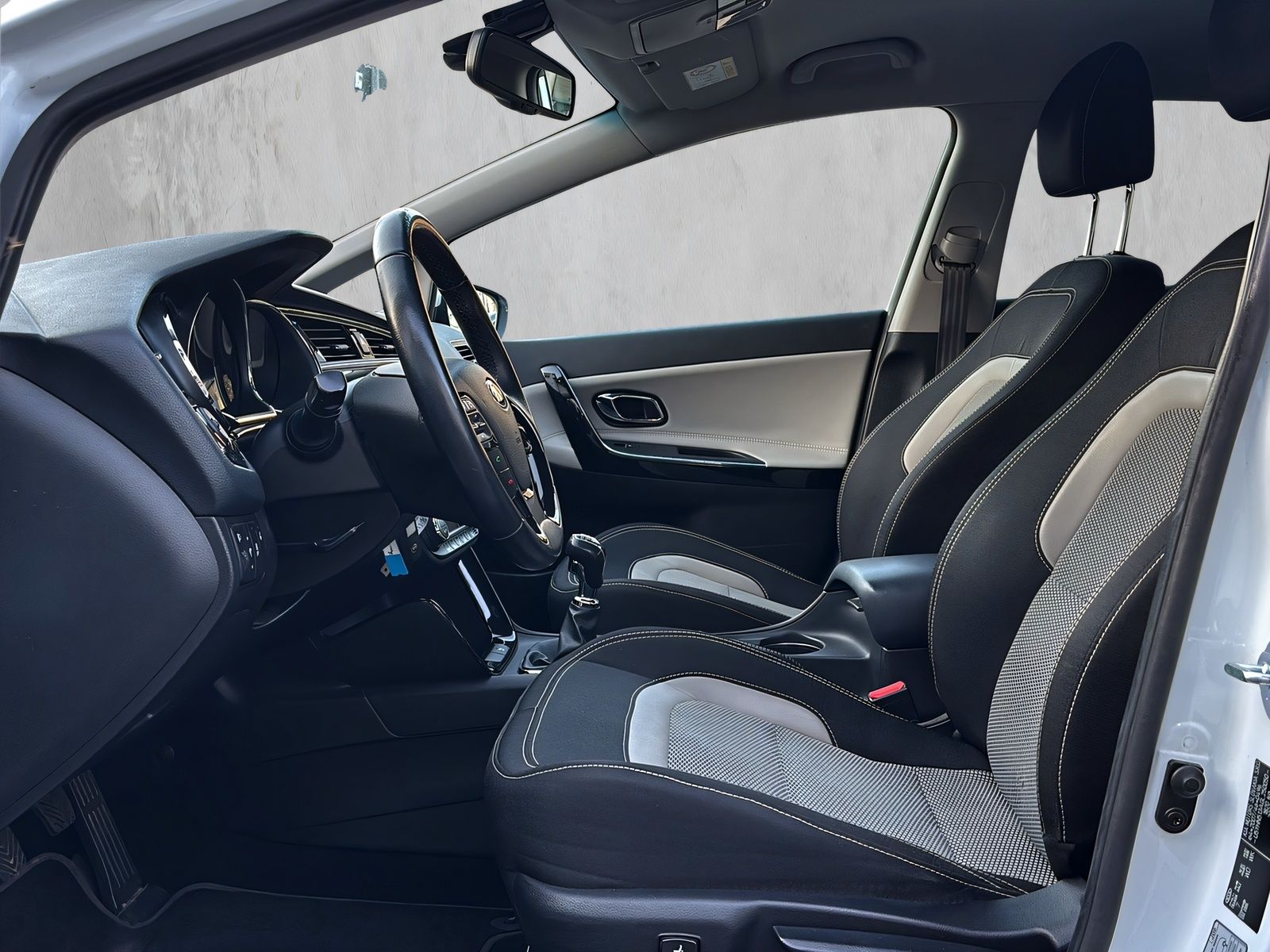 Fahrzeugabbildung Kia cee´d NAVI SITZHEIZ 2 x KLIMAAUT .TEMP. RF KAM