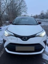 Toyota C-HR Hybrid mit roten Markierungen  1.8 - gebrauchte Toyota C-HR aus dem Jahr 2023