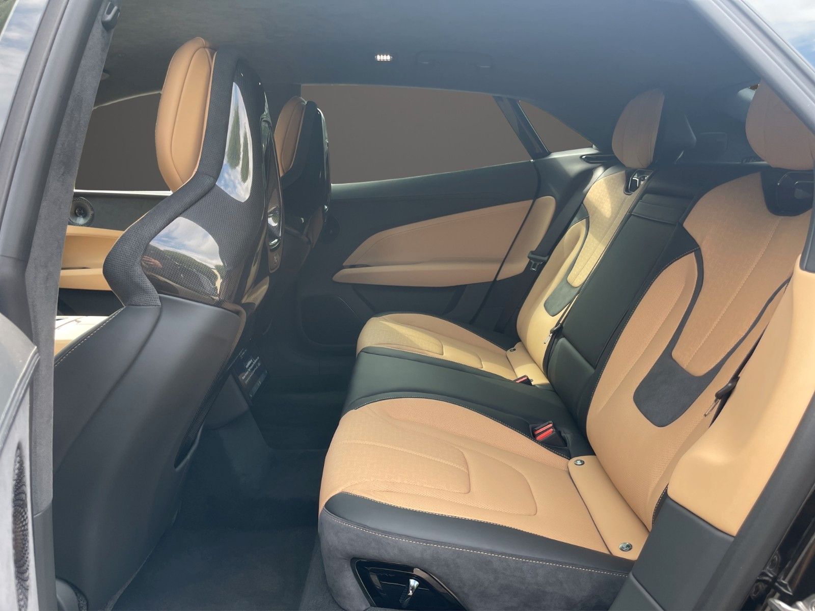 Fahrzeugabbildung Lotus Emeya 600 Sport SE Innen Gold Carbon Sitzschalen