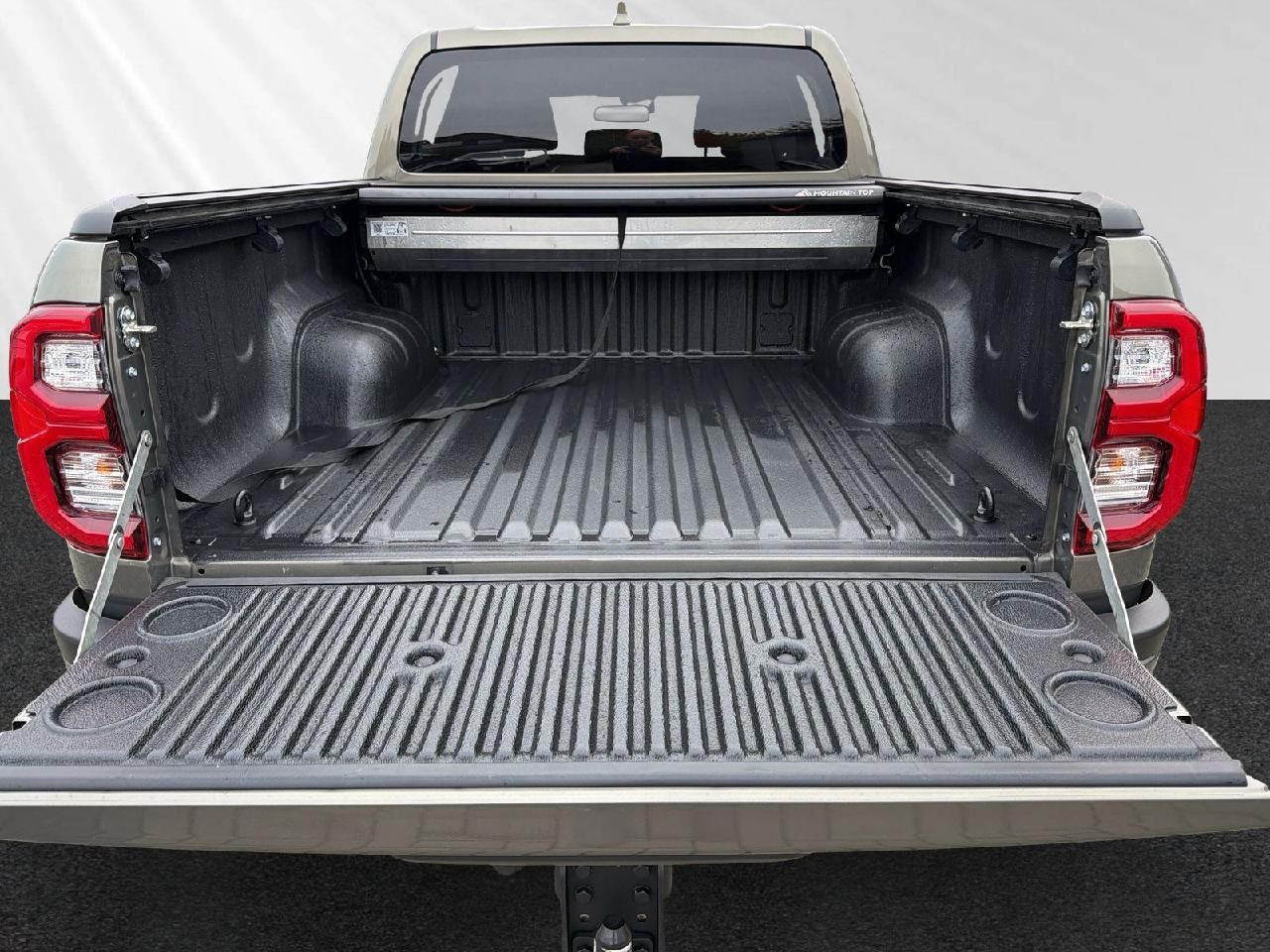Fahrzeugabbildung Toyota Hilux Double Cab Invincible 4x4