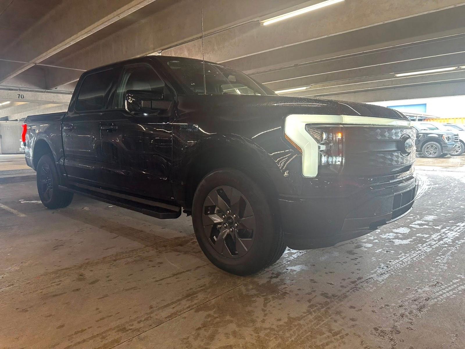 Ford F150 Lightning Lariat grosse Batterie im Vorlauf
