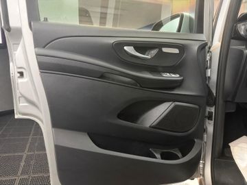 Mercedes V 220 - 9