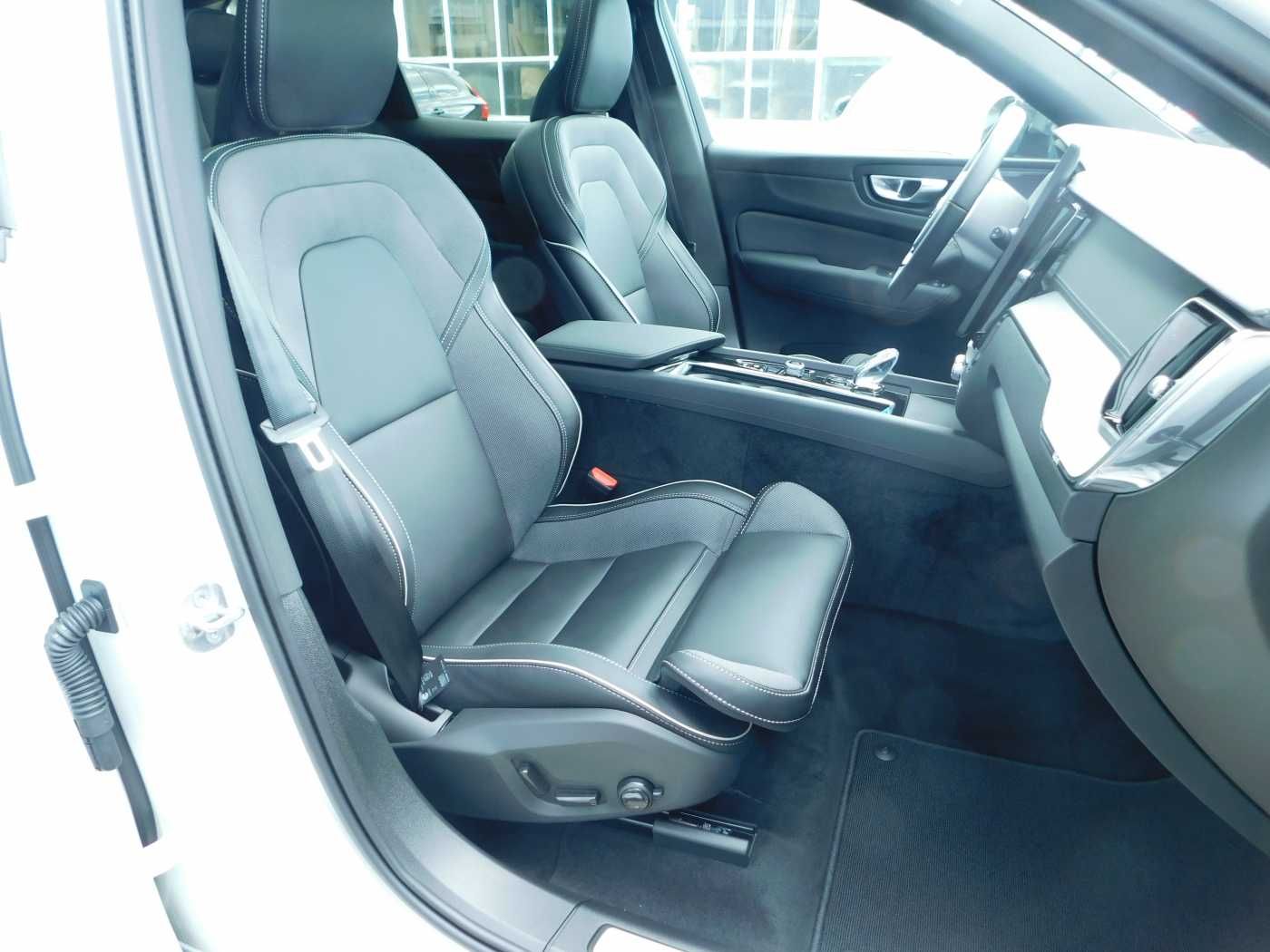 Fahrzeugabbildung Volvo XC60 T8 AWD Ultra Black Edit. 'HEAD-UP-DISPLAY'