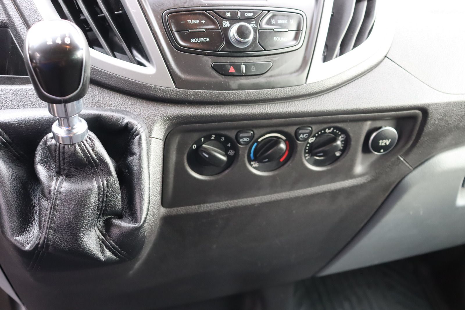 Fahrzeugabbildung Ford Transit 9-Sitzer * Rückfahrk. * Anhängerk.