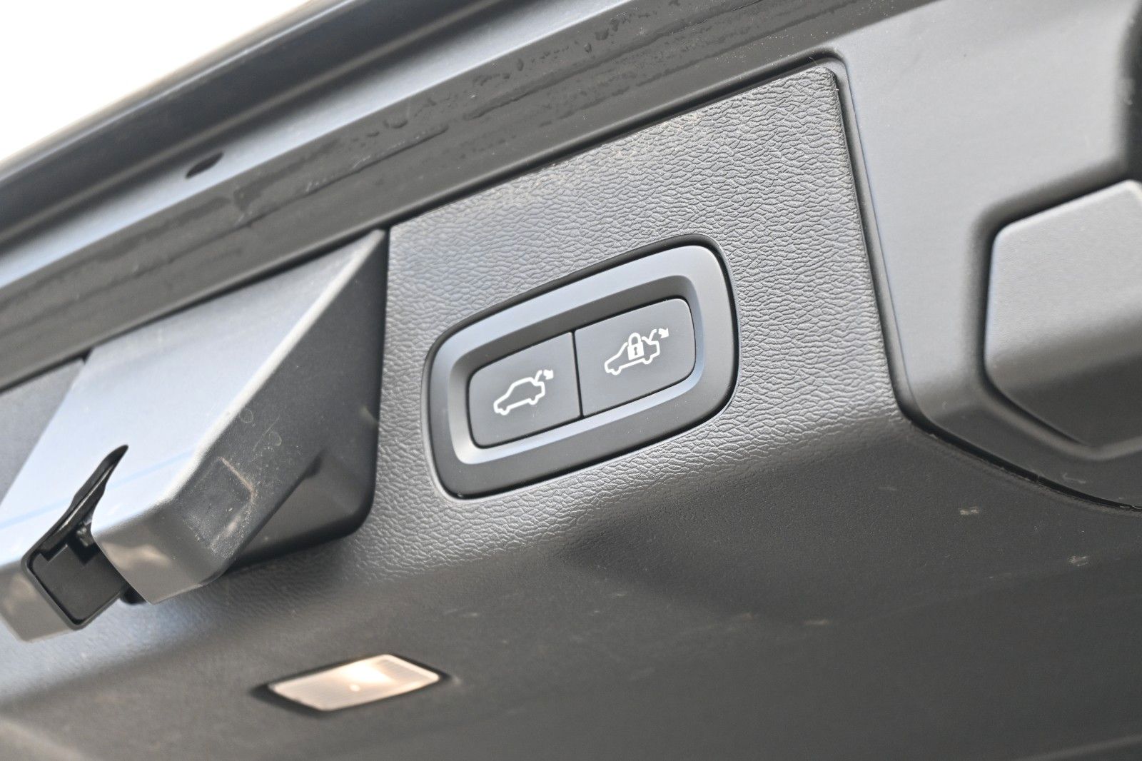 Fahrzeugabbildung Volvo XC60 B4 Ultimate Dark AWD*LUFT*360°*SDTHZG*LED