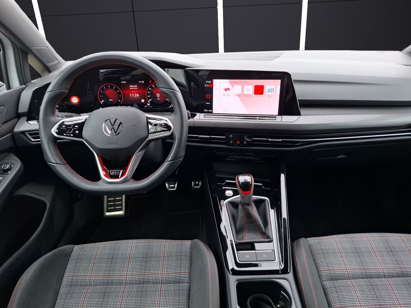 Fahrzeugabbildung Volkswagen Golf VIII GTI 1,99% Matrix AHK Navi AID RFK 19"