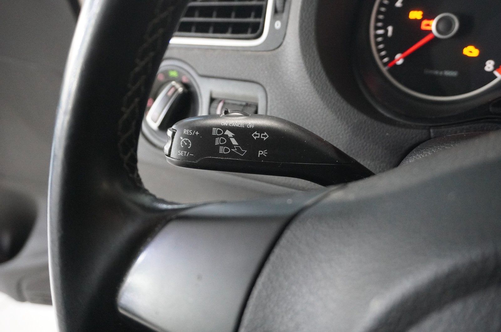 Fahrzeugabbildung Volkswagen Polo V 1.2 LIFE 5-TÜR KLIMA/SHZ/ALU/TEMP./SPORT