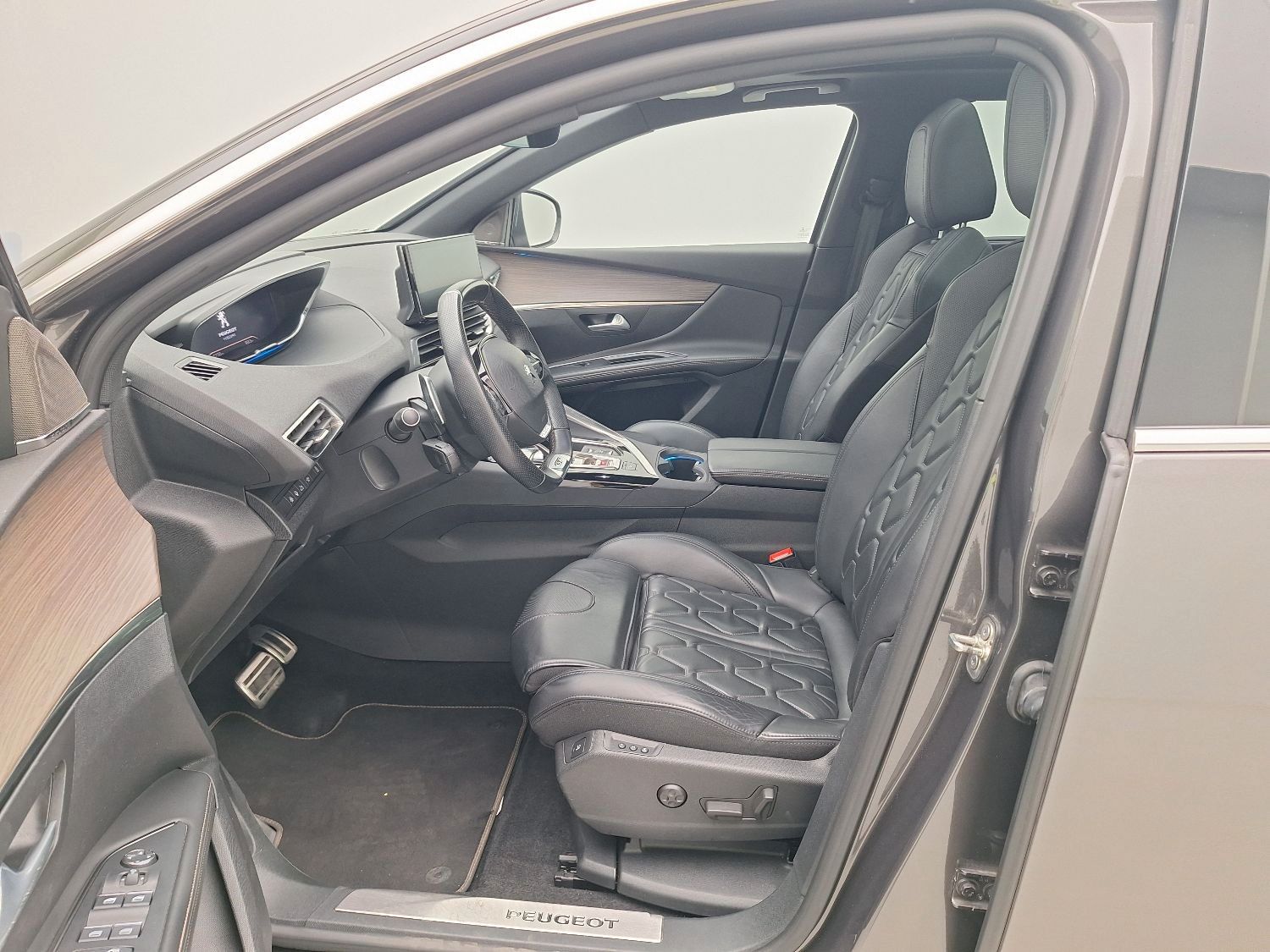 Fahrzeugabbildung Peugeot 5008 GT LEDER/PANO/AHK/SHZ/MASSAGE/PARKASS