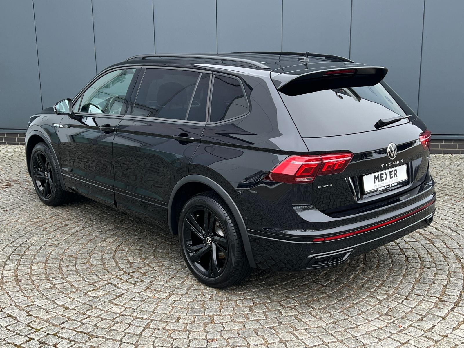 Fahrzeugabbildung Volkswagen Tiguan Allspace R-Line 2.0 TDI DSG 4MOTION *AHK,