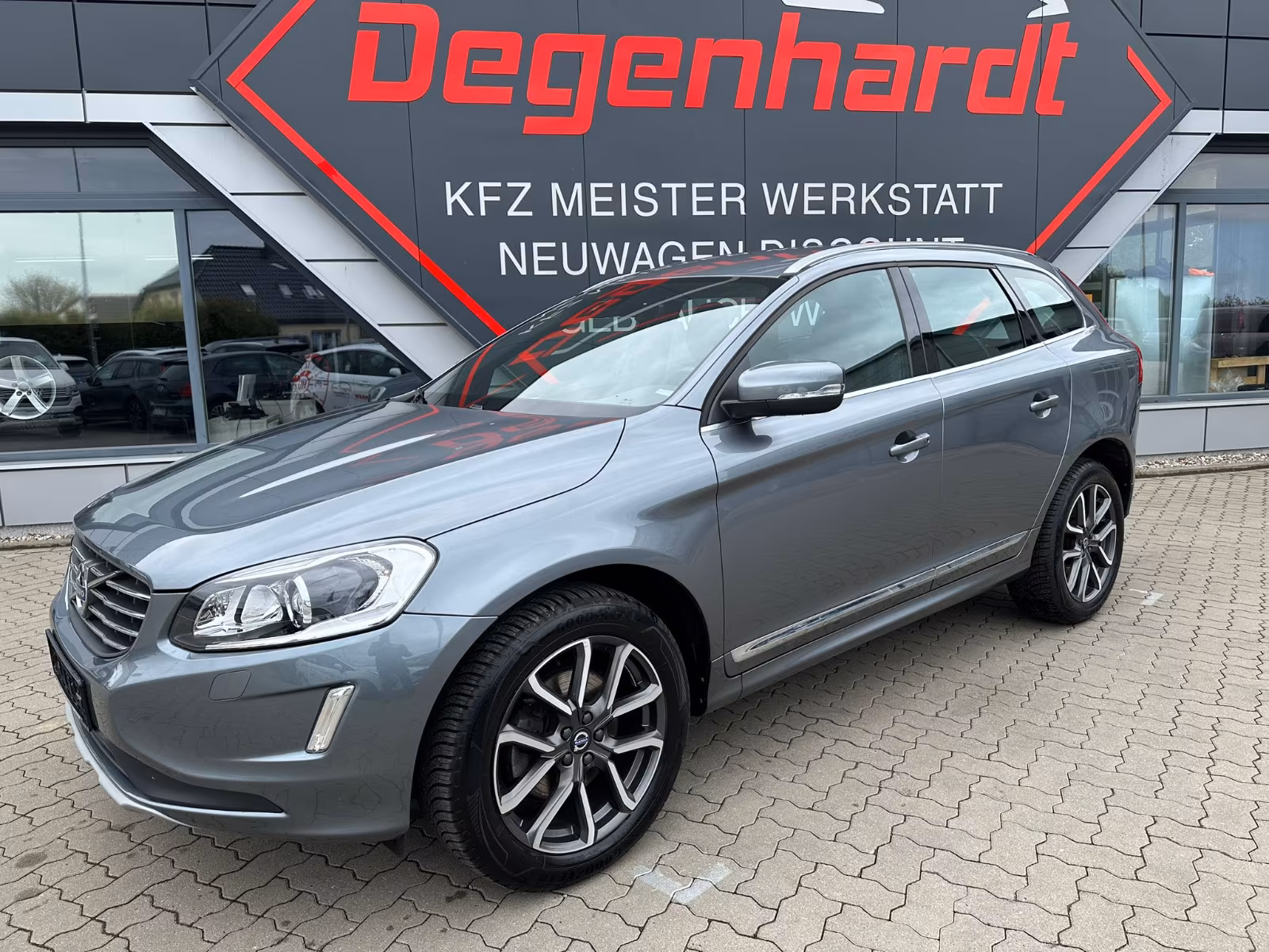 Volvo XC 60 Summum 2WD Bi Xenon Leder AHK Kamera