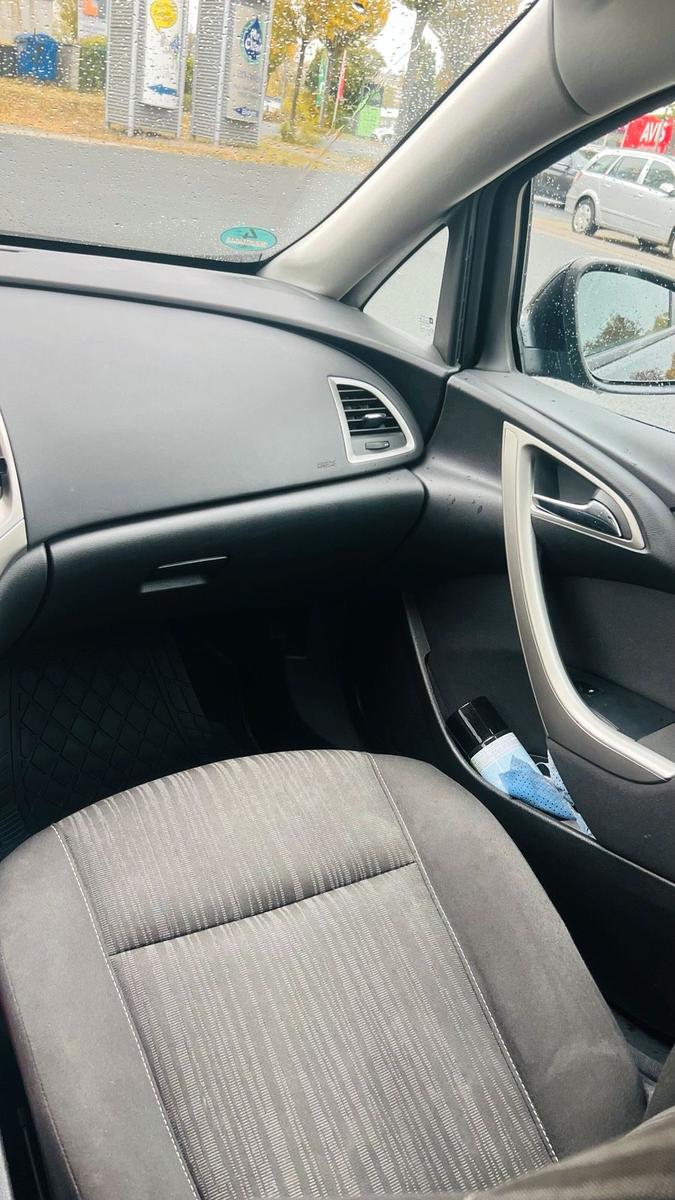 Opel Astra 2011 — photo 8
