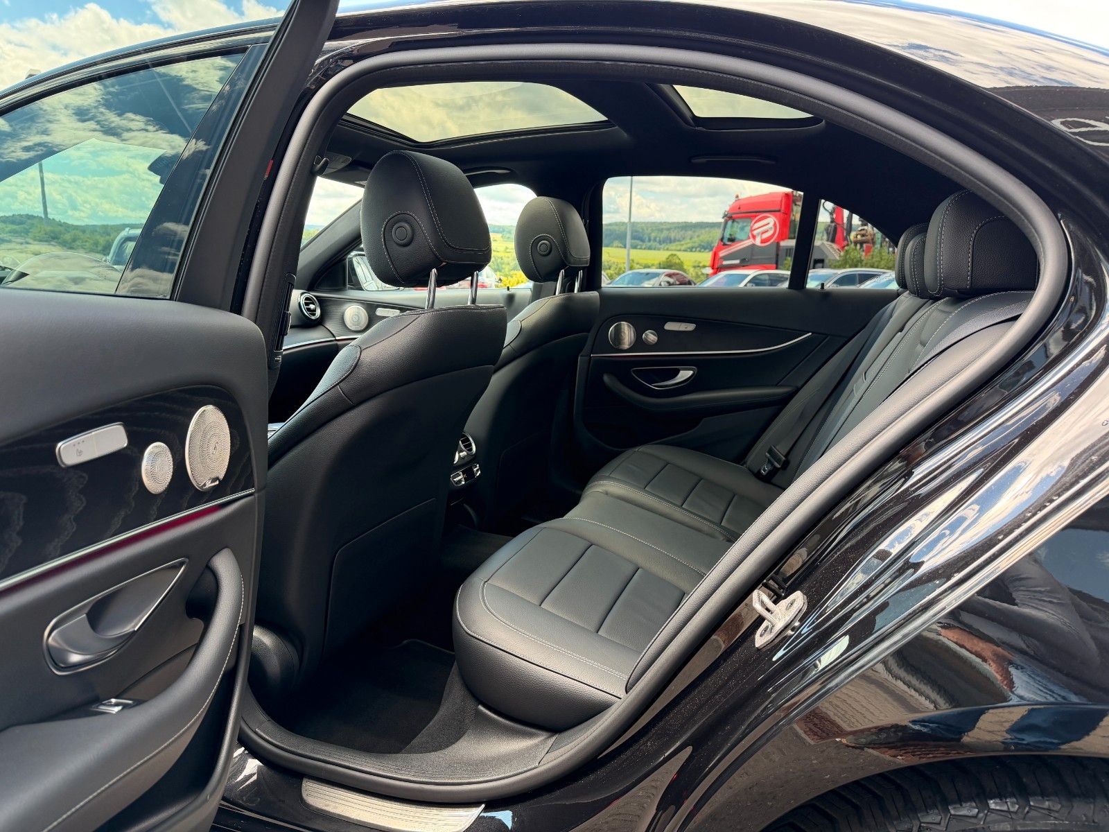 Fahrzeugabbildung Mercedes-Benz E 220 d Avantgarde Night+Burm+Pano+Memory+ILS