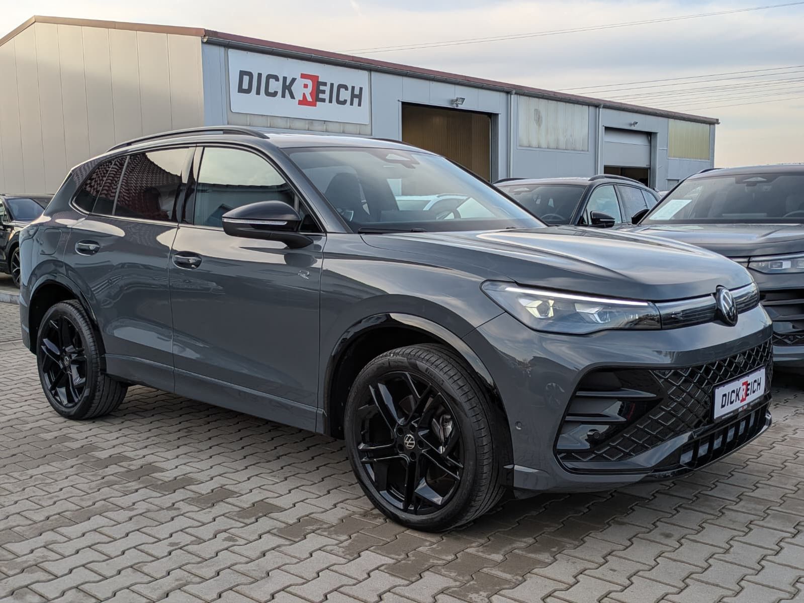 Fahrzeugabbildung Volkswagen Tiguan 2.0 TDI 4M R-Line BLACK*PAN*HK*AHK*MATRIX