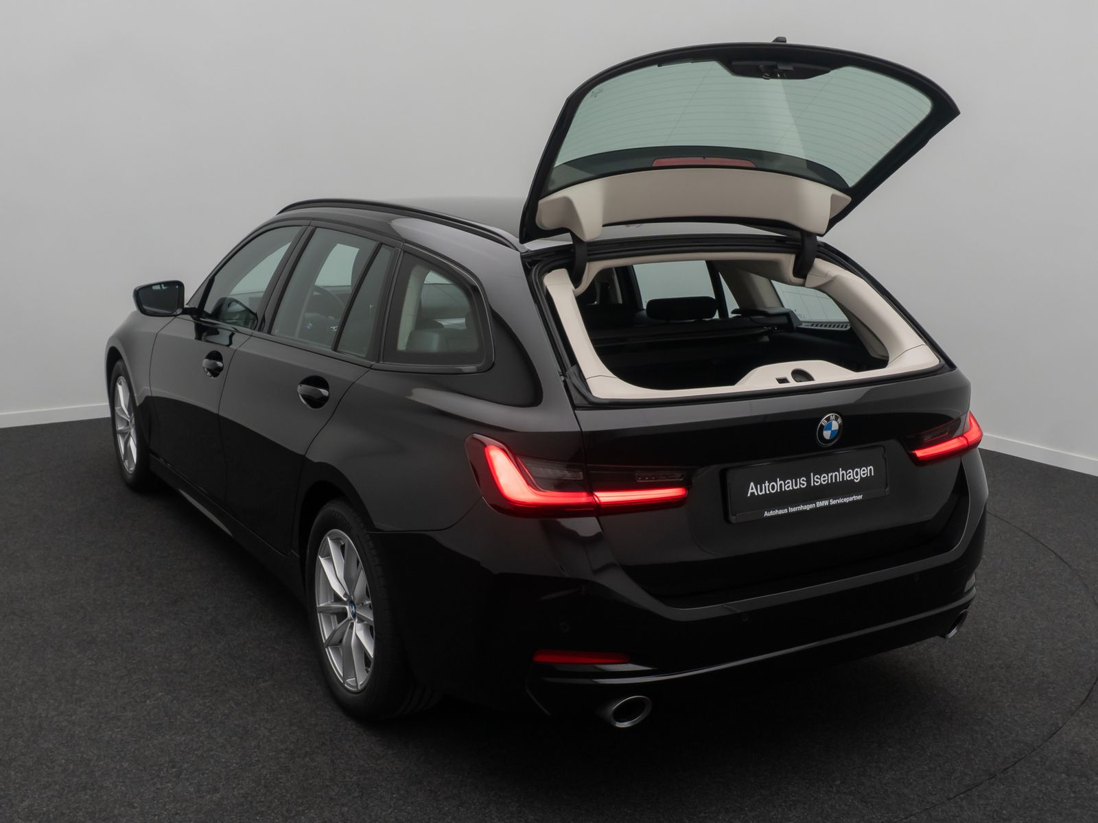 Fahrzeugabbildung BMW 320d GeschwindigReg AHK Widscreen Sport DAB